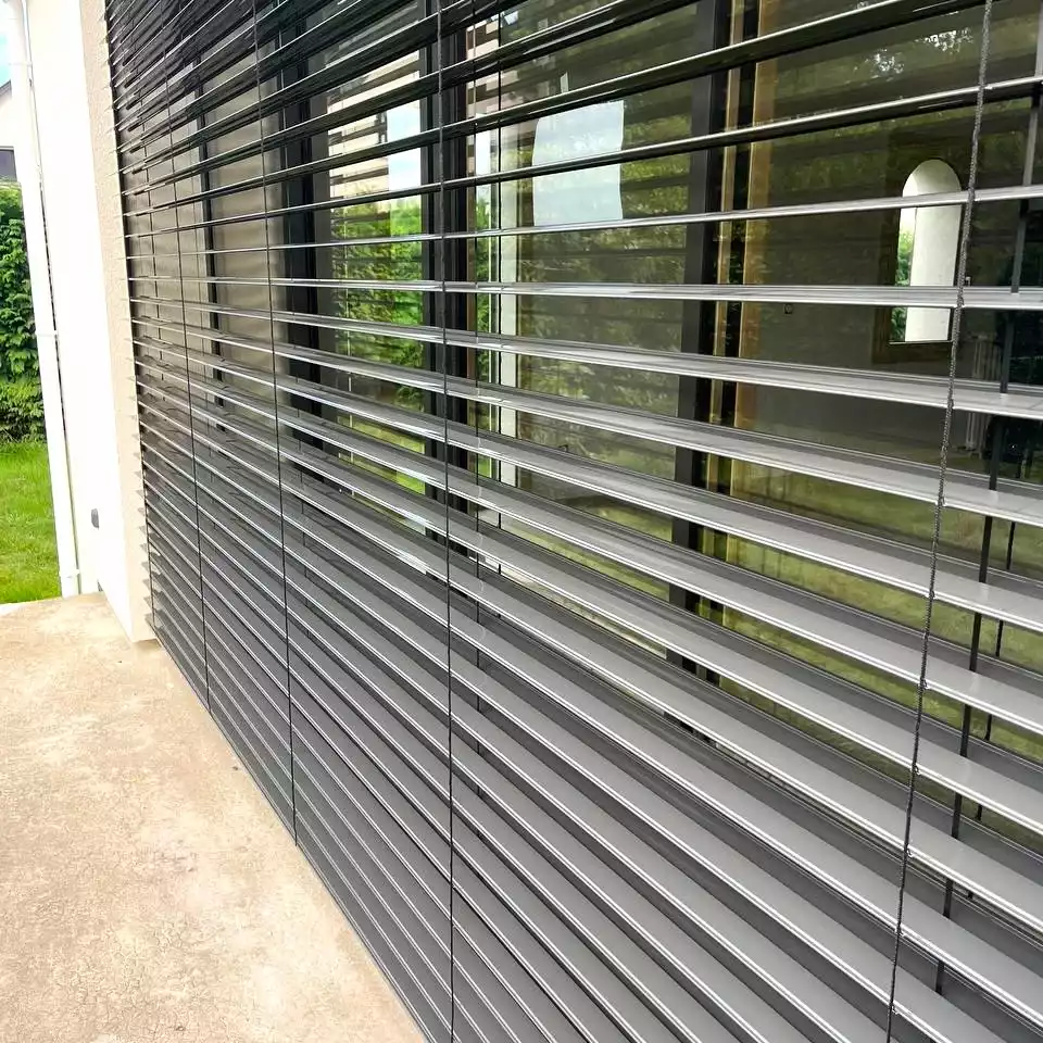 brise soleil orientable, BSO, détail, installé à la maison néo bretonne à Montgermont