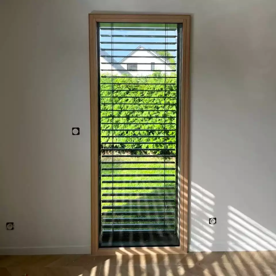 brise soleil orientable, BSO, installée sur une fenêtre au sud de la maison néo bretonne à Montgermont
