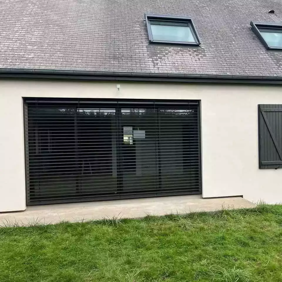 brise soleil orientable, BSO, installée sur une baie vitrée à 4 vantaux au sud à la maison néo bretonne à Montgermont