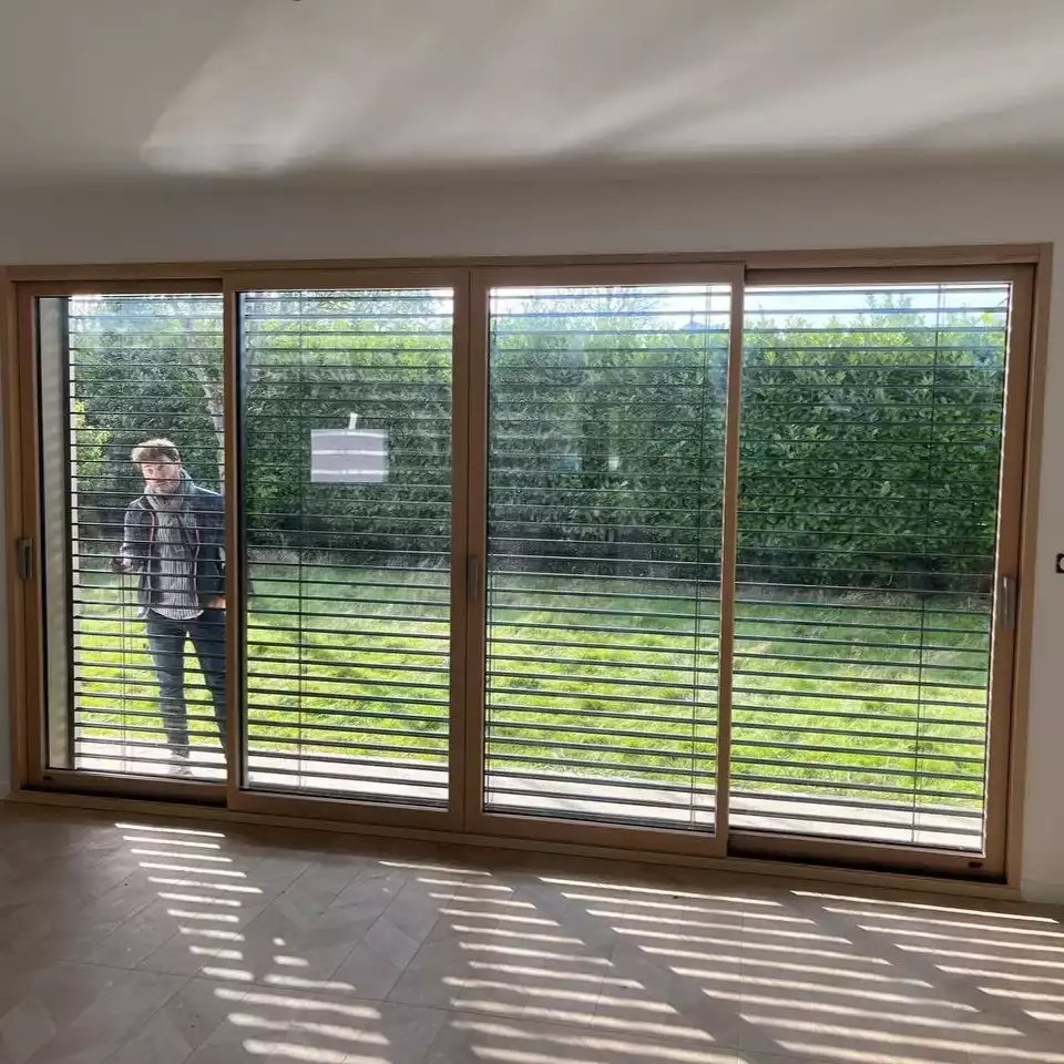 brise soleil orientable, BSO, installée sur une baie vitrée à 4 vantaux au sud à la maison néo bretonne à Montgermont, vue d'intérieur
