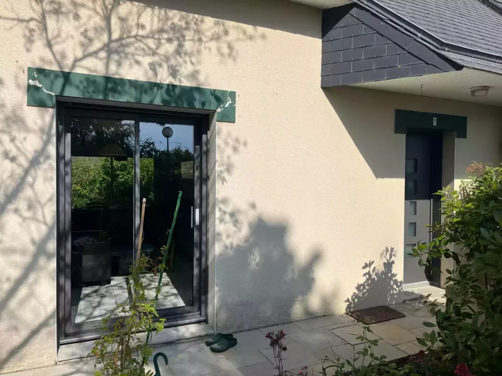 baie coulissante en aluminium gris, installée à Betton par Artimob Menuiserie