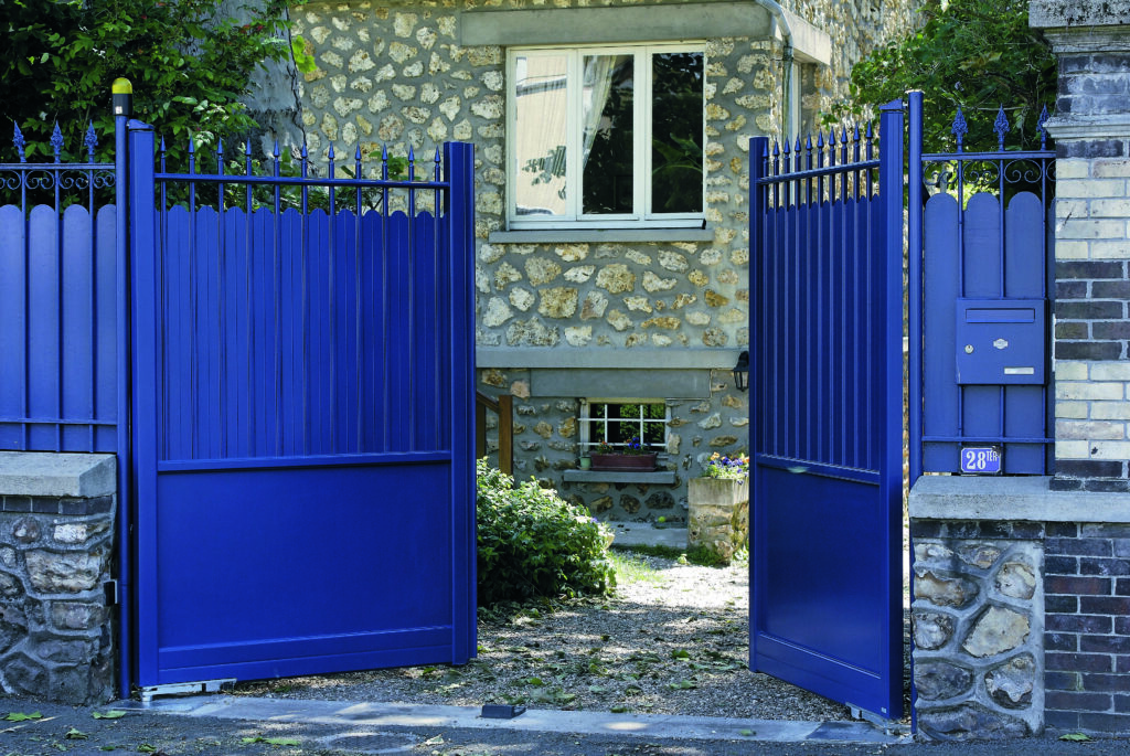 Portail battant en aluminium anthracite devant une longère en granit, Ille-et-Vilaine