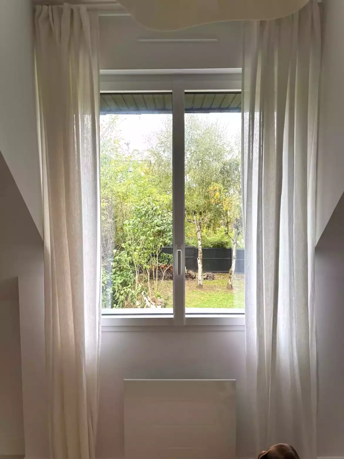 Fenêtre à frappe aluminium bicolore installée à Pacé par Artimob Menuiserie, spécialiste en menuiserie sur mesure.