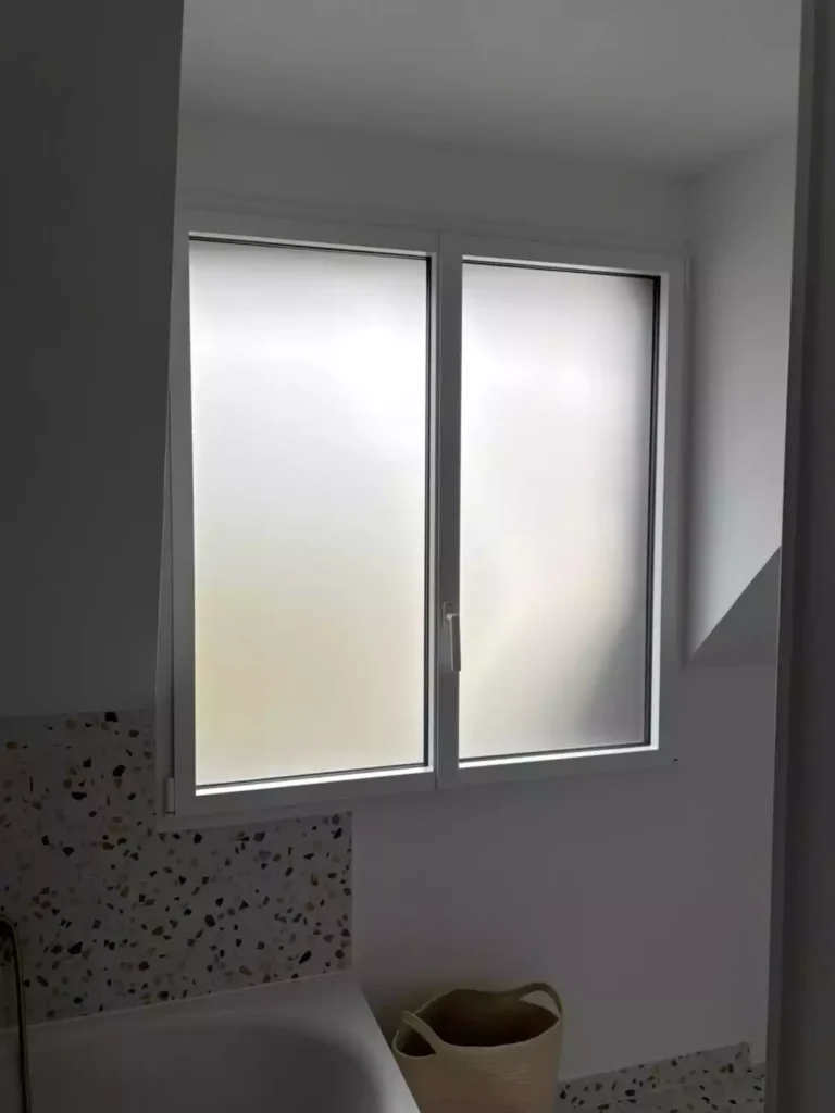 Fenêtre à frappe aluminium blanche avec vitrage dépoli installée à Pacé par Artimob Menuiserie, expert en menuiserie intérieure.