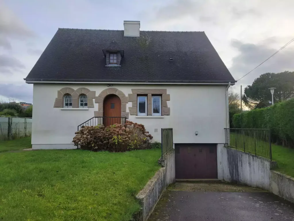 Maison bretonne à Montgermont avant rénovation énergétique – façade typique des années 80 avec menuiseries anciennes à remplacer. Projet de rénovation des fenêtres et porte d’entrée par Artimob Menuiserie, artisan local en Ille-et-Vilaine.