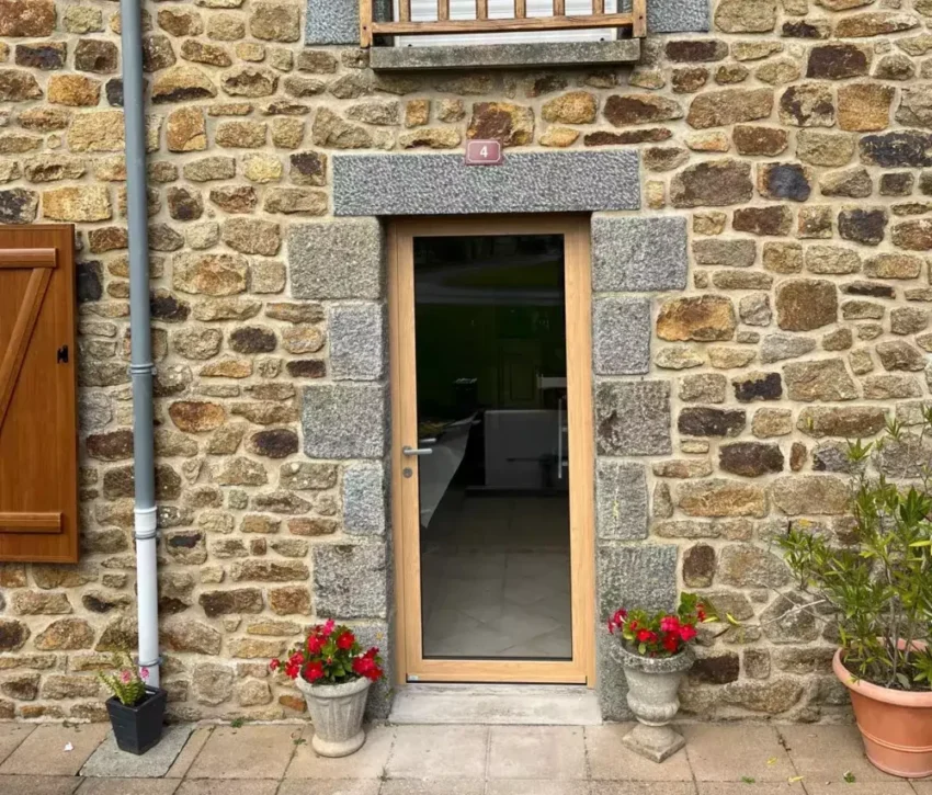 porte d'entrée vitrée en aluminium finition bois installée à La-Chappelle-aux Fitzmeens