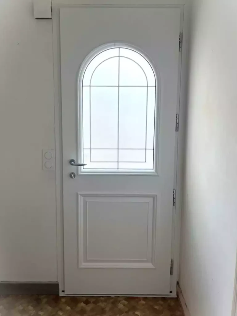 porte d'entrée en aluminium rouge semi vitrée, posée à la Mézière , par Artimob , entreprise artisanale