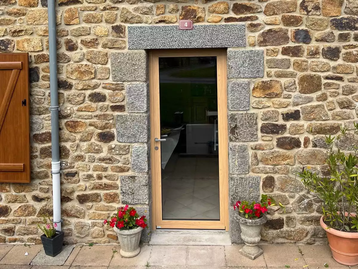Porte d’entrée vitrée aluminium installée à La Chapelle-aux-Filtzméens, façade en pierre, octobre 2025