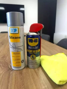 Spray lubrifiant silicone et chiffon pour entretien joint fenêtre et portes