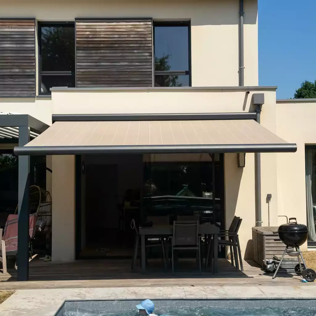 Store banne Marquise, toile beige rayures, installé à Dinan par entreprise artisanale Artimob 35