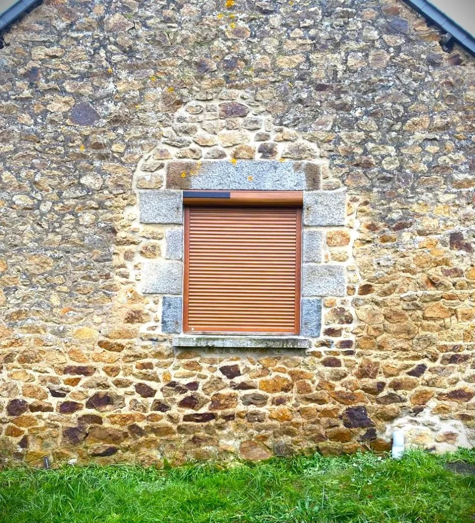 Volet roulant solaire, couleur marron, installé dans l'ancienne maison à Combourg par Artimob Menuiserie, entreprise artisanale en 35