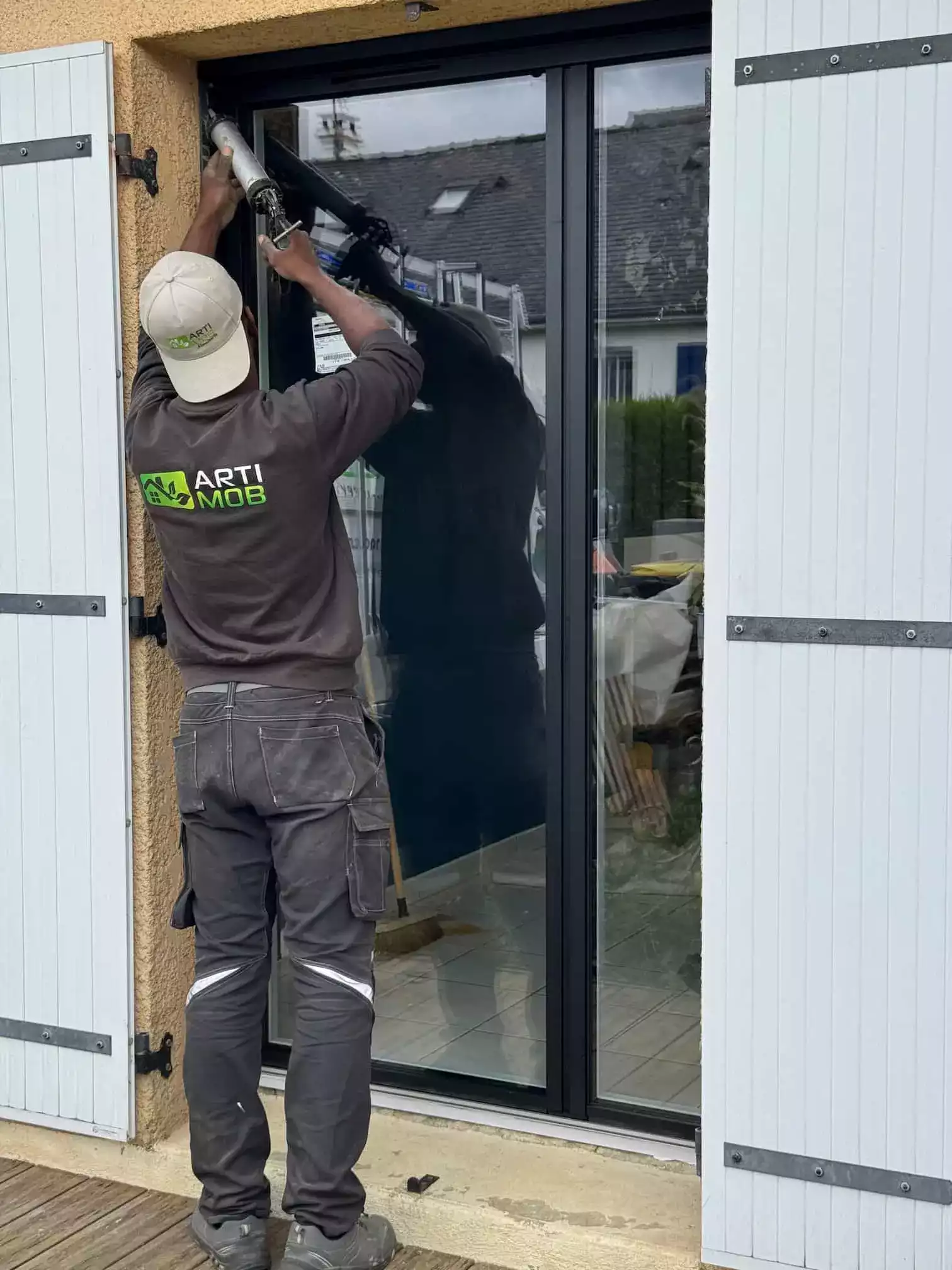 Artisan local Artimob en Ille-et-Vilaine réalisant la rénovation et la pose de fenêtres coulissantes, travaux soignés et certifiés RGE.