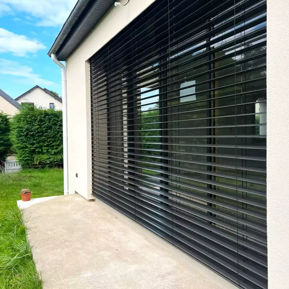 brise soleil orientable, BSO, installé à la maison néo bretonne à Montgermont