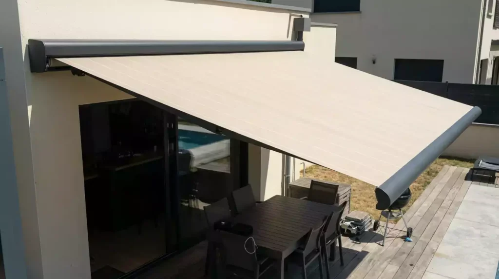 coffre store banne marquise, à Dinan