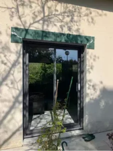 Baie vitrée en alu noir 2 ventaux maison rénovation à Rennes - Artimob Menuiserie