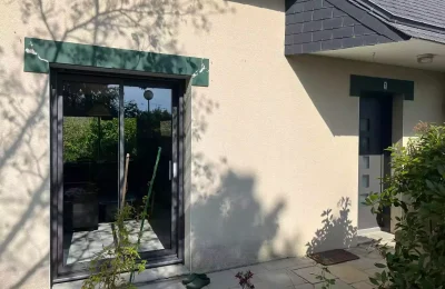 baie coulissante en aluminium gris, installée à Betton par Artimob Menuiserie