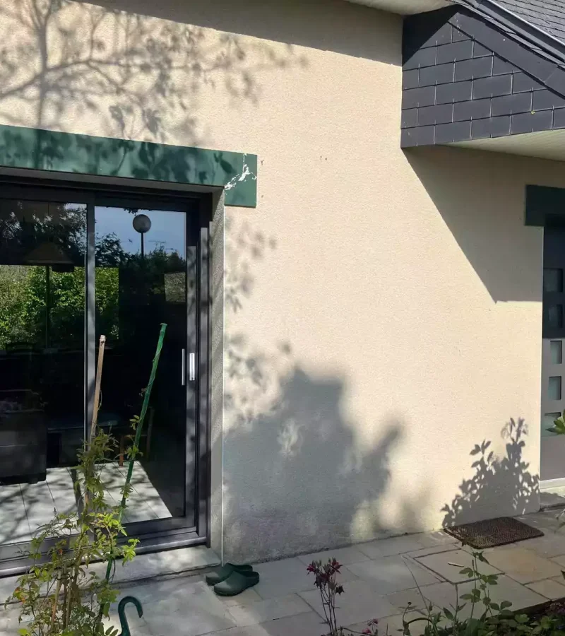 baie coulissante en aluminium gris, installée à Betton par Artimob Menuiserie