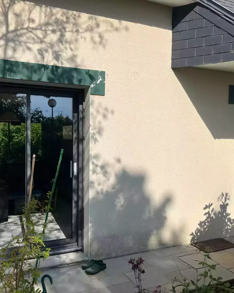 baie coulissante en aluminium gris, installée à Betton par Artimob Menuiserie