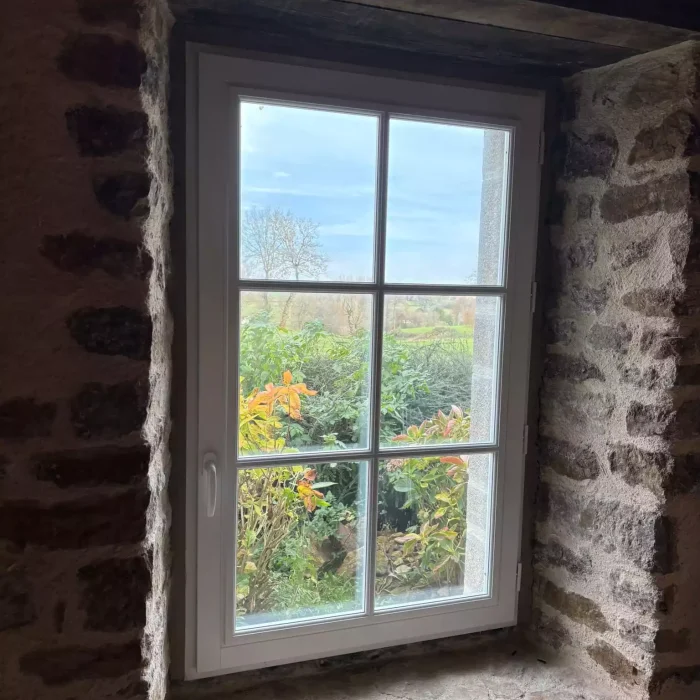 Fenêtre en bois, installée à la maison ancienne, une cadre amovible