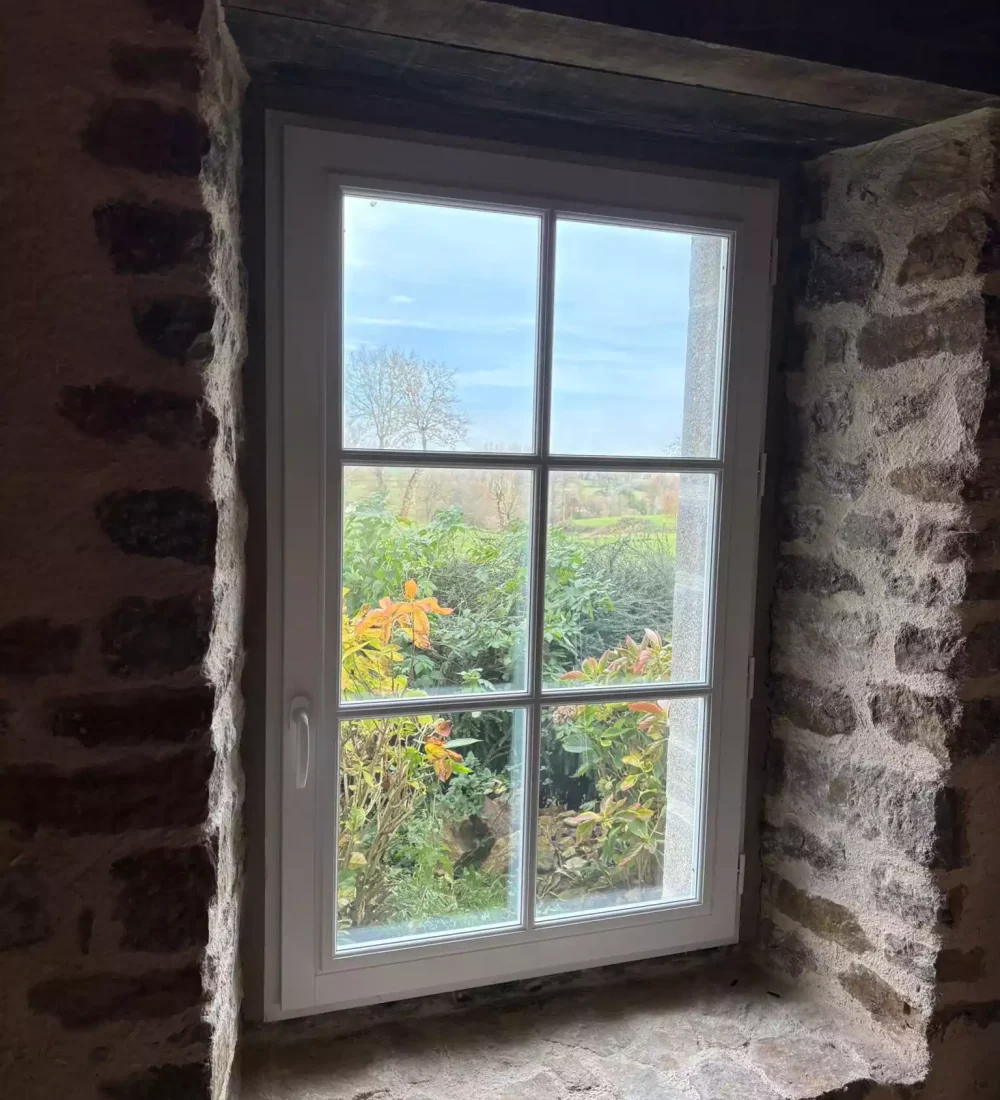 Fenêtre en bois, installée à la maison ancienne, une cadre amovible