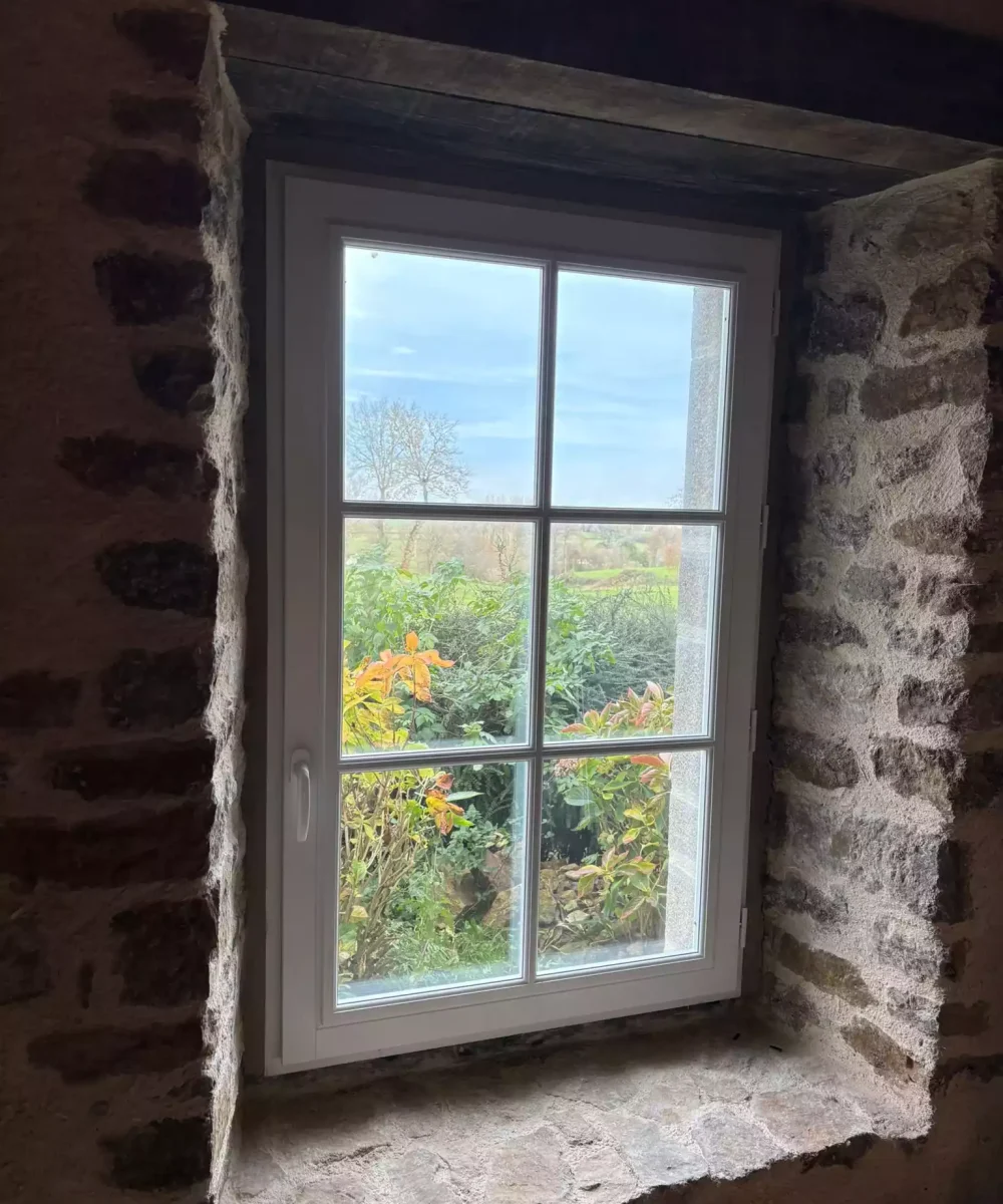 Fenêtre en bois, installée à la maison ancienne, une cadre amovible