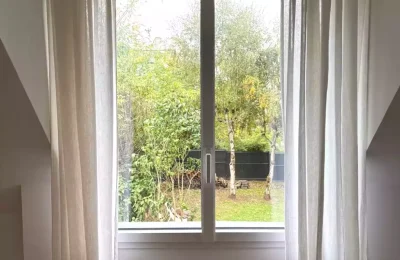 Fenêtre à frappe aluminium bicolore installée à Pacé par Artimob Menuiserie, spécialiste en menuiserie sur mesure.