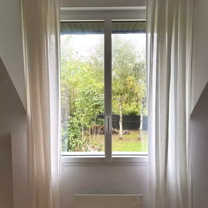 Fenêtre à frappe aluminium bicolore installée à Pacé par Artimob Menuiserie, spécialiste en menuiserie sur mesure.