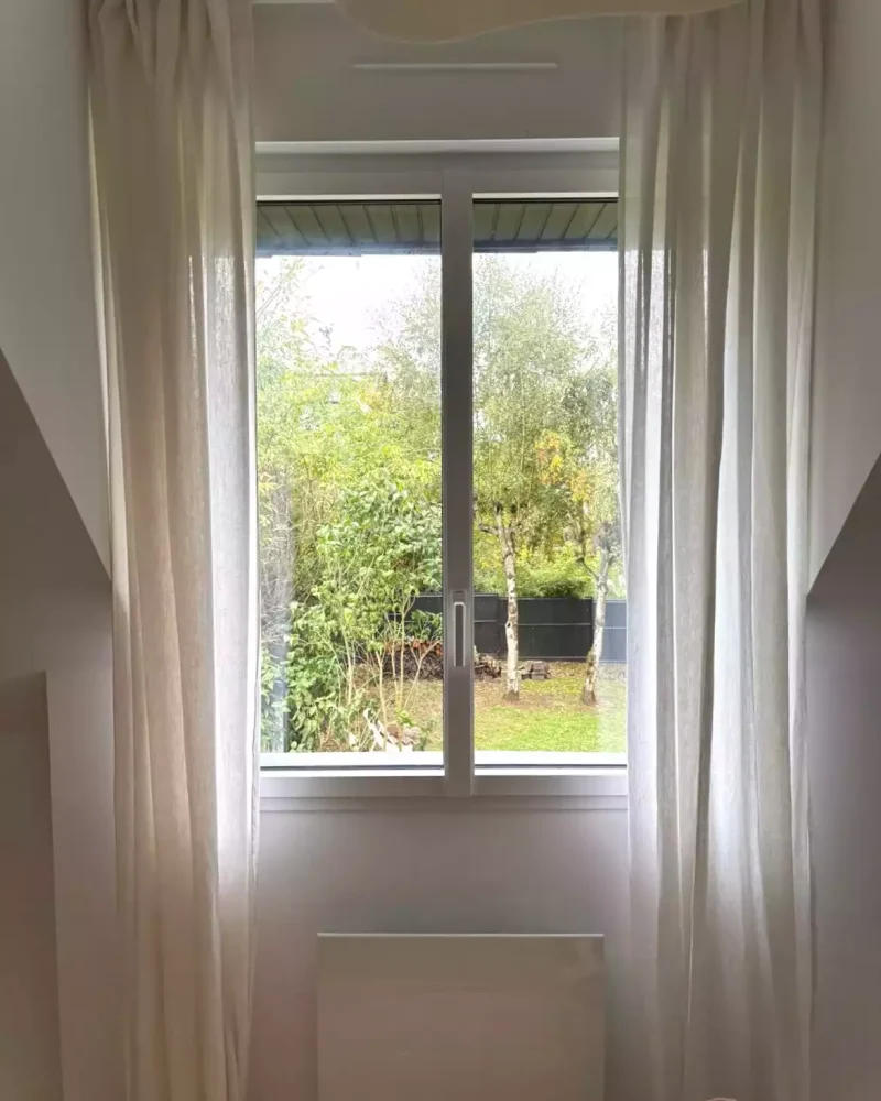 Fenêtre à frappe aluminium bicolore installée à Pacé par Artimob Menuiserie, spécialiste en menuiserie sur mesure.