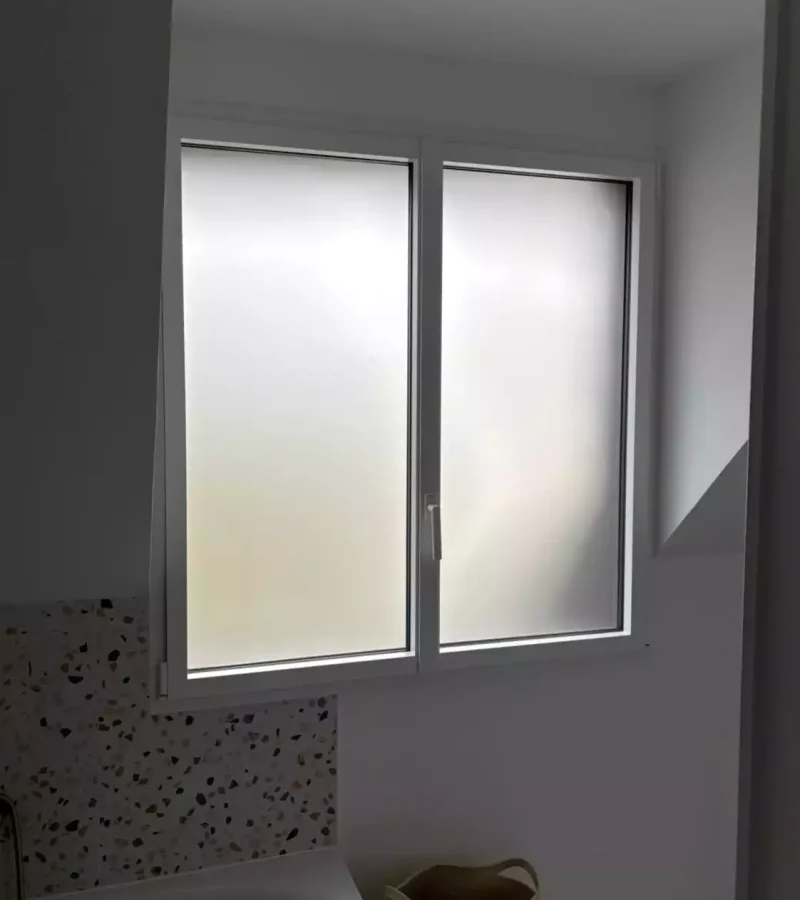 Fenêtre à frappe aluminium blanche avec vitrage dépoli installée à Pacé par Artimob Menuiserie, expert en menuiserie intérieure.