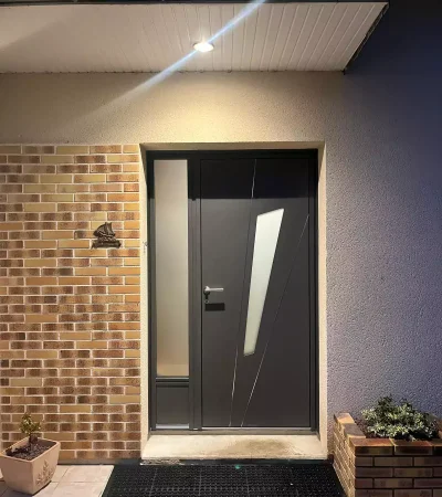 Porte d'entrée semi vitrée en aluminium noir, marque K-Line