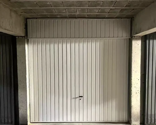Porte de garage basculante installée dans un appartement à Rennes, augmenté la largeur de passage d'environ 15 cm