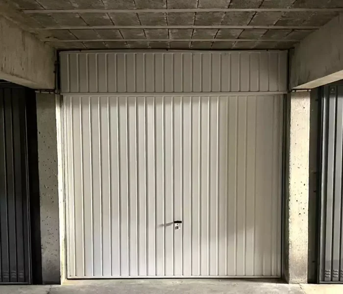 Porte de garage basculante installée dans un appartement à Rennes, augmenté la largeur de passage d'environ 15 cm