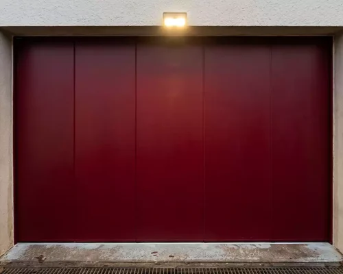 Porte de garage sectionnelle latérale, installée à La Mézière