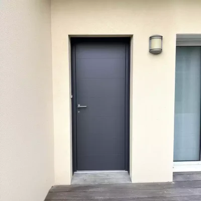 Porte d'entrée pleine moderne en aluminium noir, marque K-Line , modèle Canopée, posée à Rennes