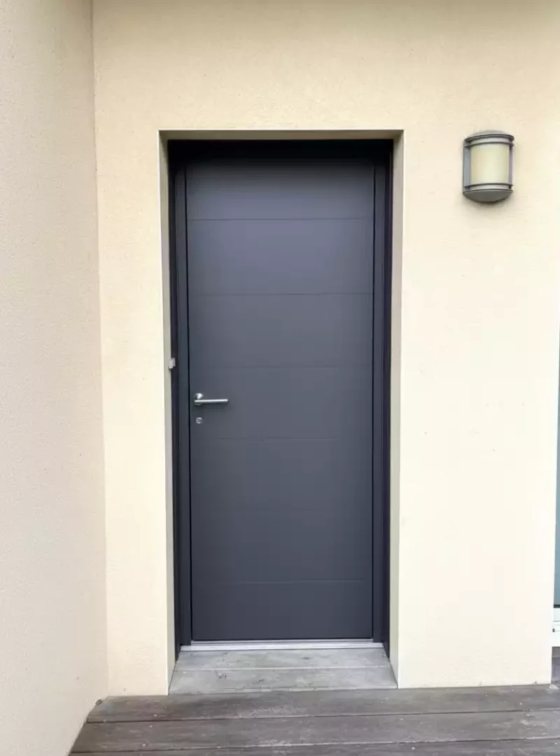 Porte d'entrée pleine moderne en aluminium noir, marque K-Line , modèle Canopée, posée à Rennes