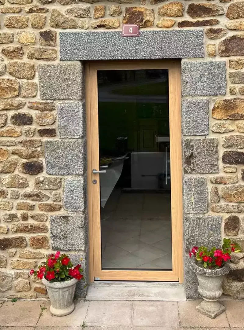 Porte d’entrée vitrée aluminium installée à La Chapelle-aux-Filtzméens, façade en pierre, octobre 2025