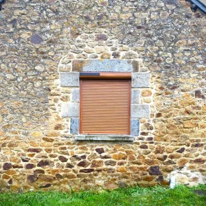Volets roullantes solaires Artimob Volet roulant solaire, couleur marron, installé dans l'ancienne maison à Combourg par Artimob Menuiserie, entreprise artisanale en 35