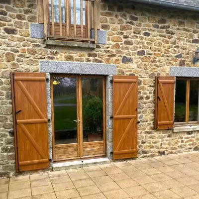 Volets battants en bois à La Chapelle-aux-Filtzméens
