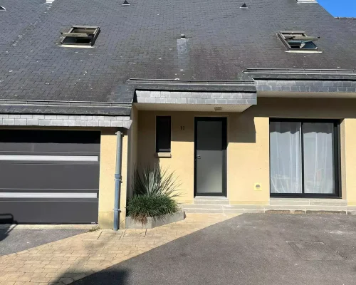 porte de garage sectionnelle La toulousaine , panoramique, noir, installée par Artimob à Rennes