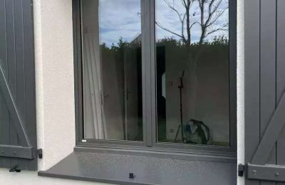 Fenêtre mixte bois-alu MéO anthracite posée en rénovation, avec volets battants, par Artimob Menuiserie Rennes.