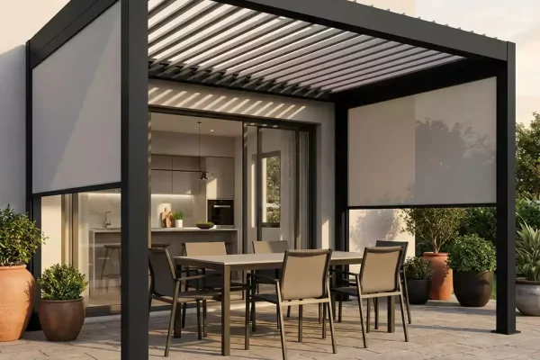 pergola bioclimatique avec des stores latéraux à Pacé