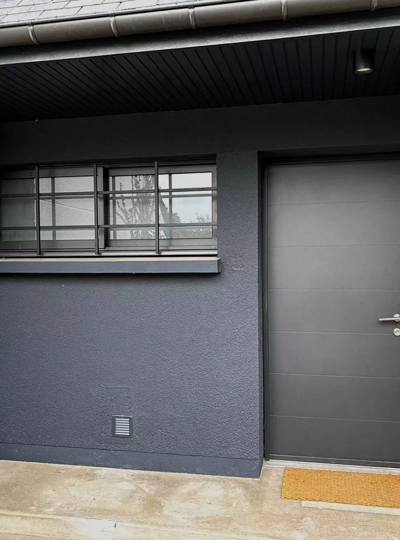 Porte d’entrée aluminium noire modèle Canopée installée à Pacé par Artimob Menuiserie, spécialiste en menuiserie aluminium.