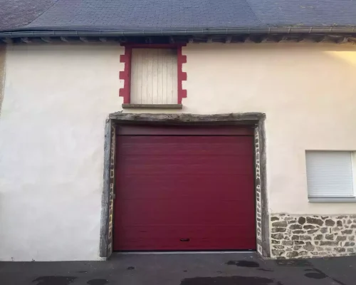 Porte de garage sectionnelle plafond rouge, installée à Betton par Artimob Menuiserie