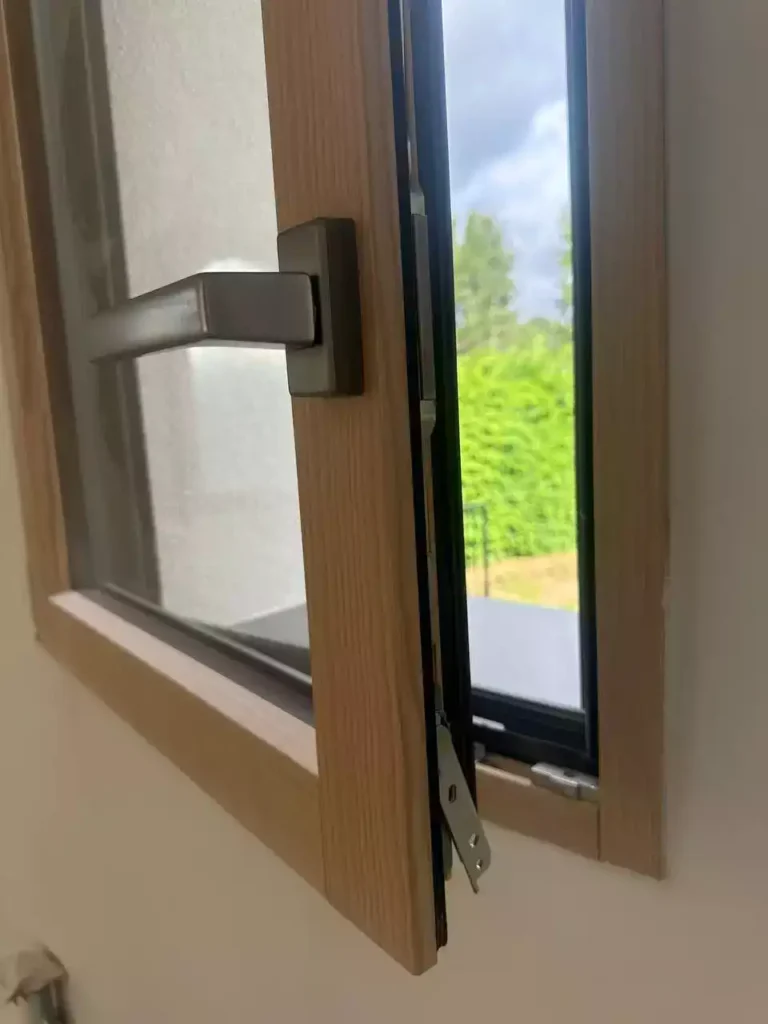 Fenêtre mixte bois-alu MéO en rénovation, finition bois clair, pose Artimob Menuiserie Ille-et-Vilaine.