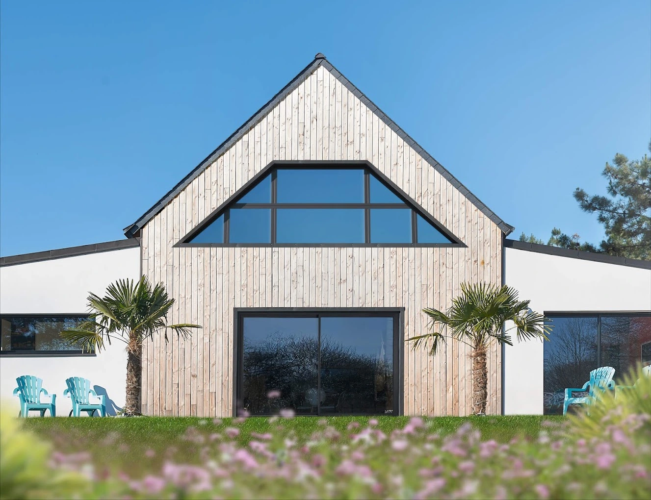 maison moderne avec des menuiseries en aluminium noir