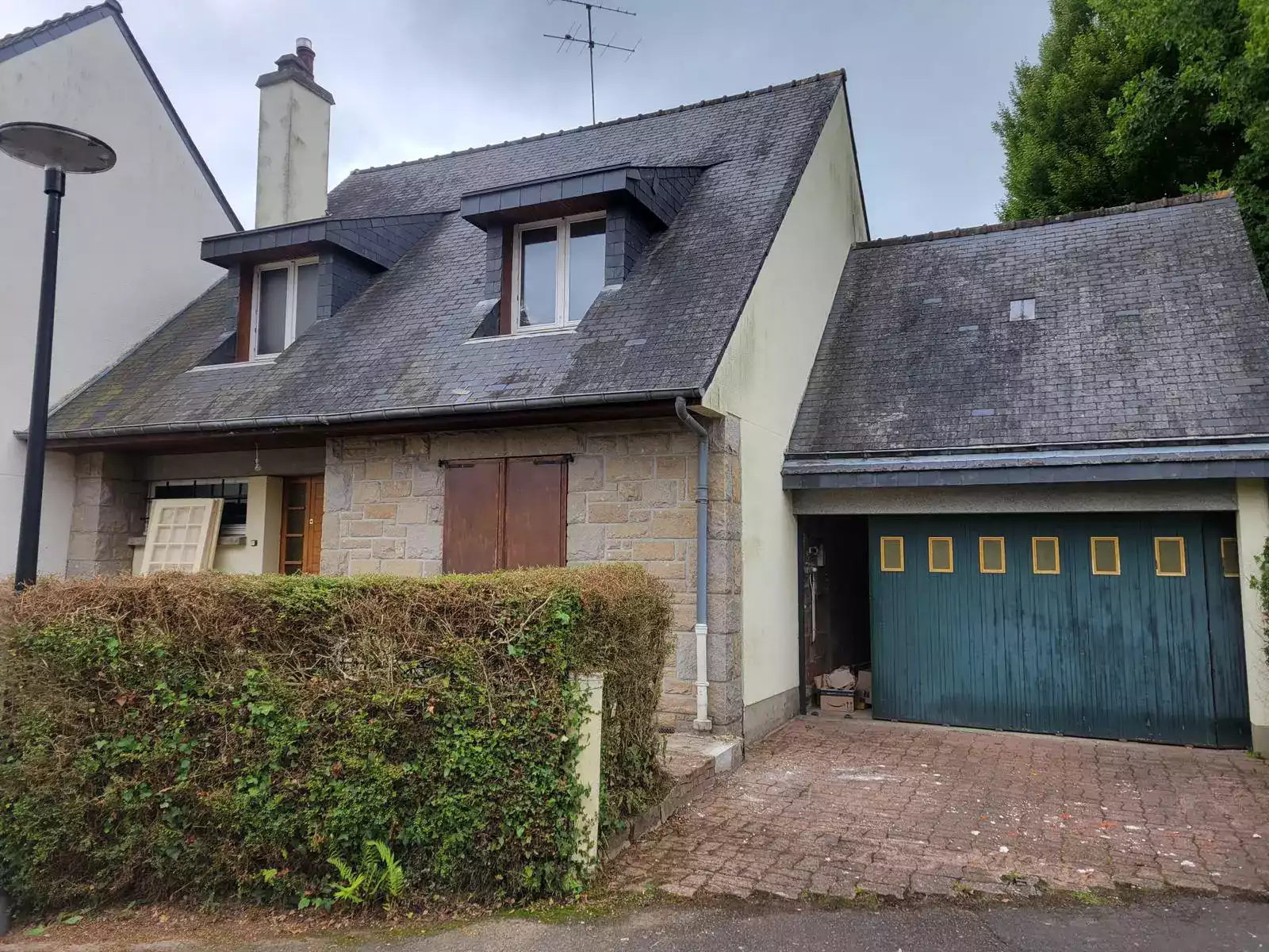 Maison d'architecte 80s à rénover à Pacé, porte de garage ancienne, porte d'entré, fenêtres