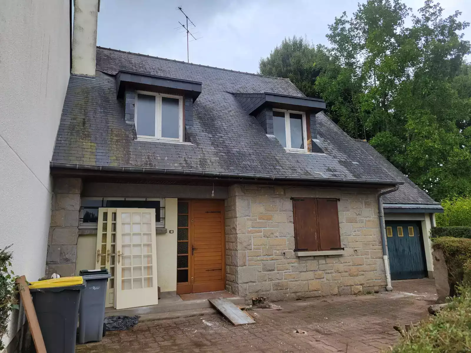 Maison d'architecte 80s à rénover à Pacé, porte d'entré, fenêtres