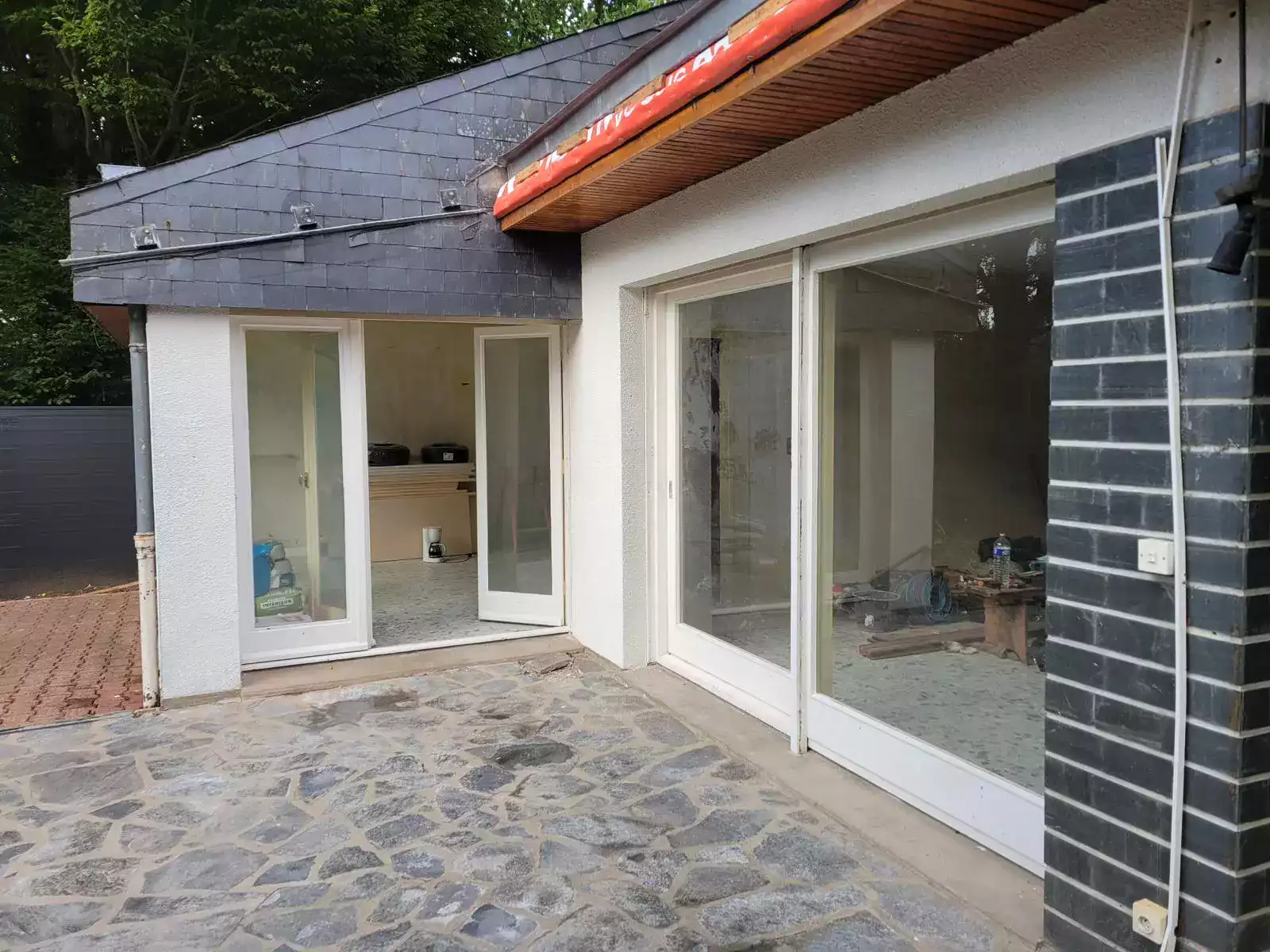 Maison d'architecte 80s à rénover à Pacé, baie coulissantes, portes-fenêtres