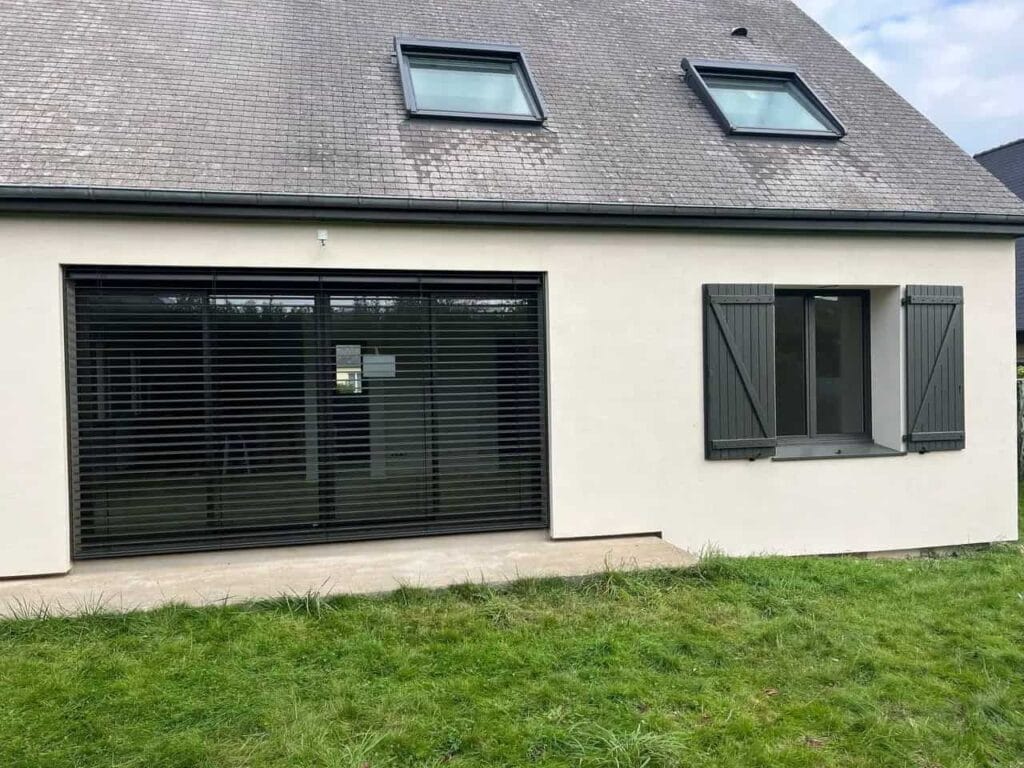 Maison rénovée à Rennes avec fenêtres et baies vitrées mixtes bois-alu MéO, pose Artimob Menuiserie Ille-et-Vilaine.
