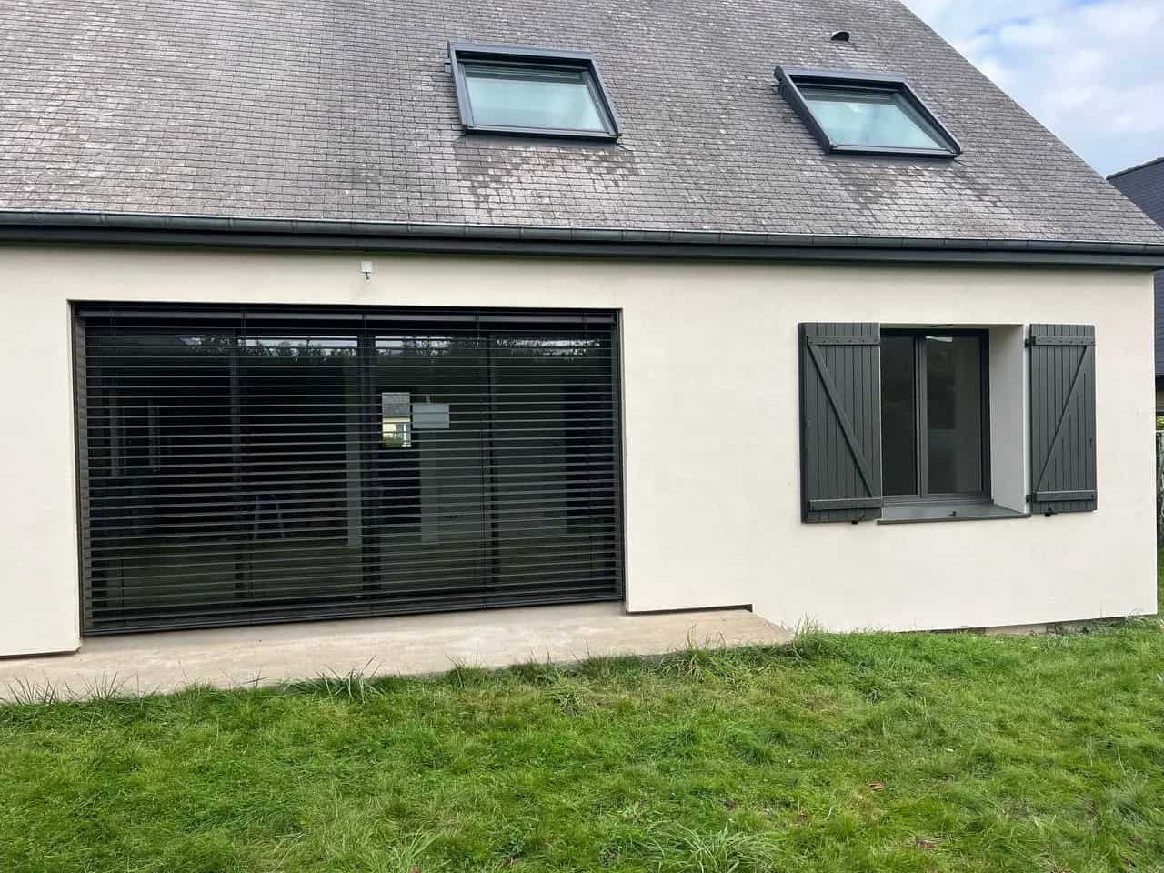 Maison rénovée à Rennes avec fenêtres et baies vitrées mixtes bois-alu MéO, pose Artimob Menuiserie Ille-et-Vilaine.